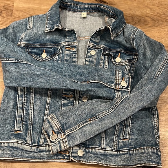 Medium wash denim jacket - Picture 3 of 4